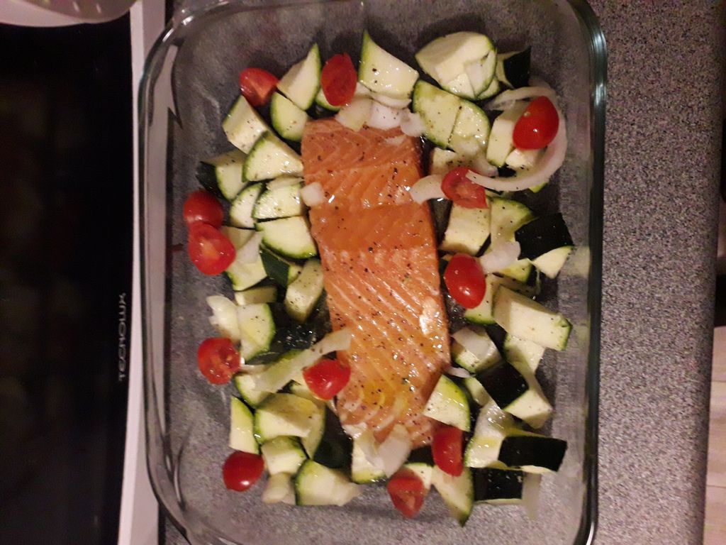 Recette de repas complet à l'air fryer : saumon, courgettes et tomates cerises