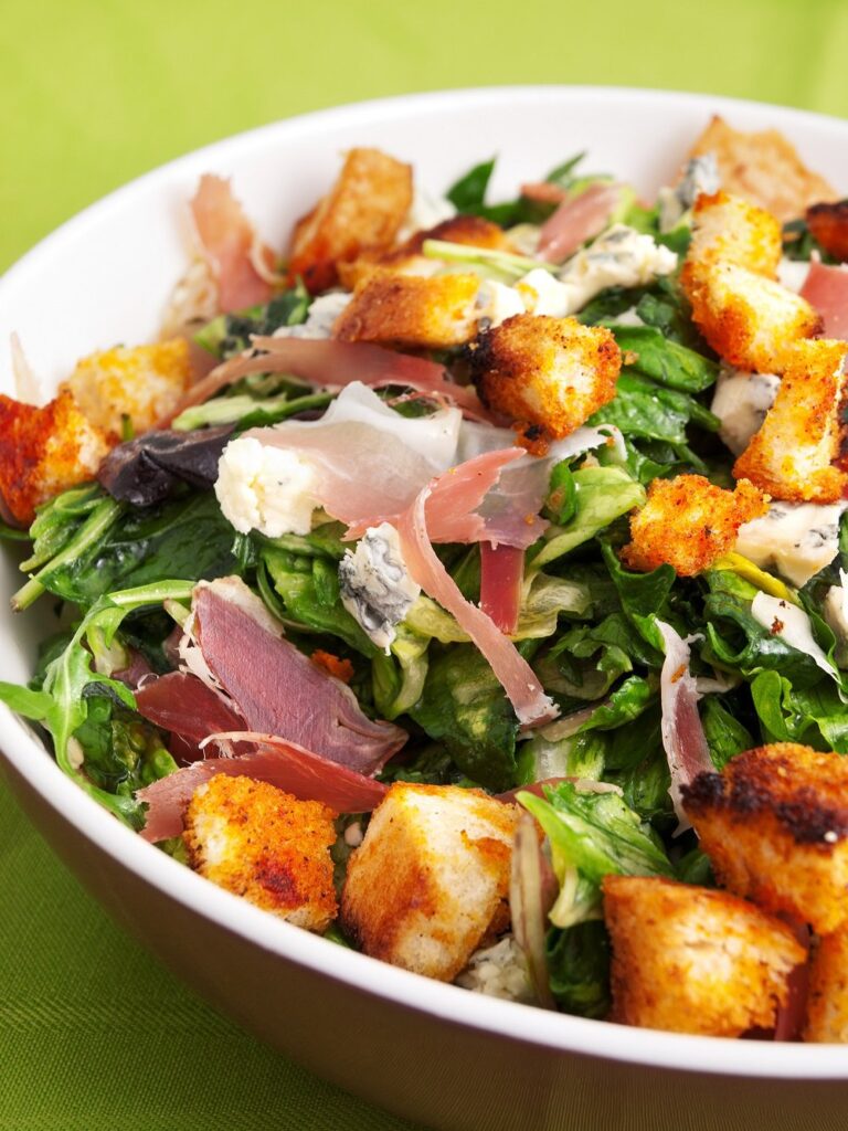 Recette de salade avec croûtons à l'air fryer pour une personne